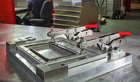 Горизонтальный зажим с открытым плечом и горизонтальным основанием STC-HH /35