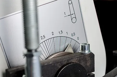 Станок для удаления окалины, грата, заусенцев