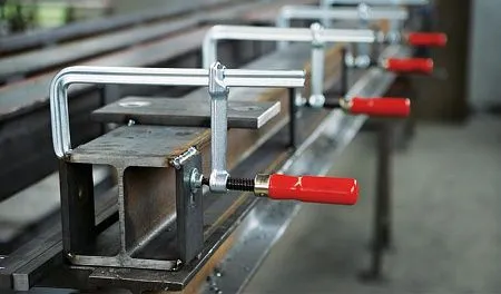 Цельнометаллическая струбцина с деревянной ручкой classiX GS 600/120